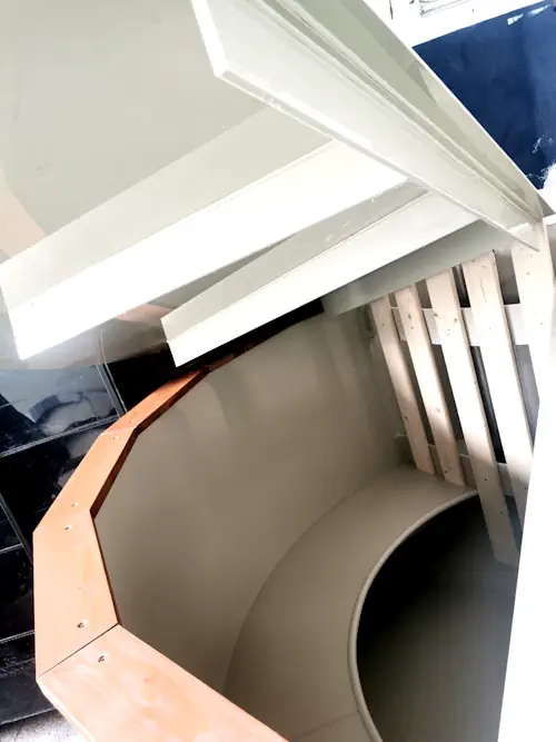 
                            Detail poklopu kúpacej kade ORMONT