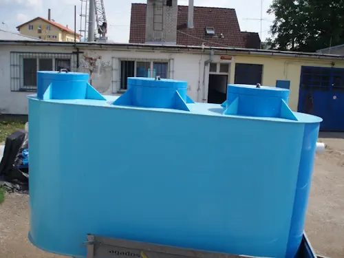 
                            Pohľad na zásobnú nádrž ORMONT ku bazénu