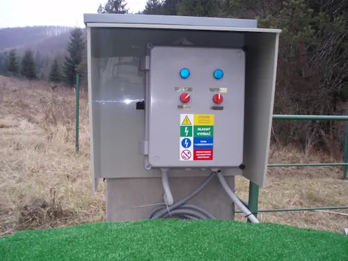 
                            Plastový kryt ORMONT na elektro rozvádzač ČOV